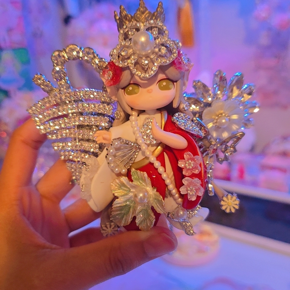 Suri Doll Red and Silver Phone Clip